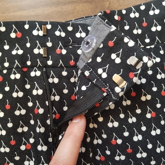 Banana Republic Hampton Fit Cherry Print Shorts - Picture 5 of 11